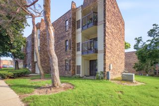 2013 Country Club Drive 4a, Woodridge, IL 60517