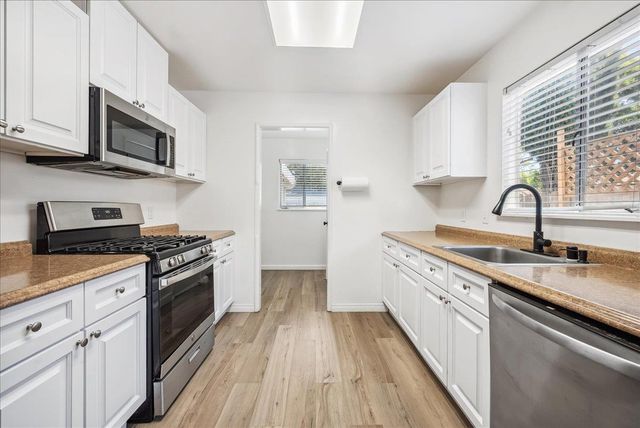 817 Oakland Ave, Roseville, CA 95678