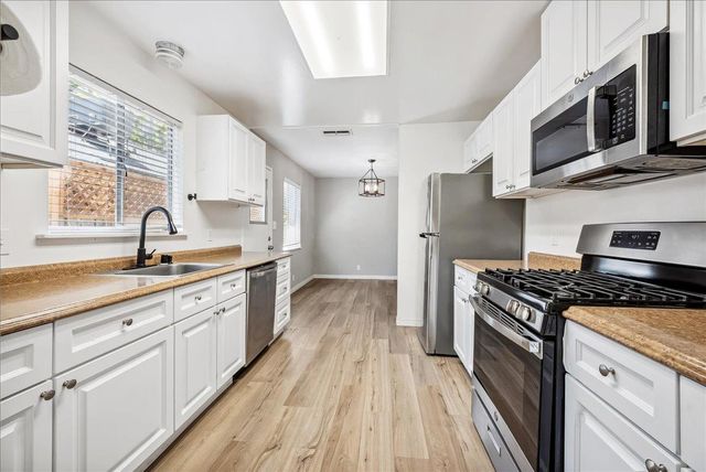 817 Oakland Ave, Roseville, CA 95678