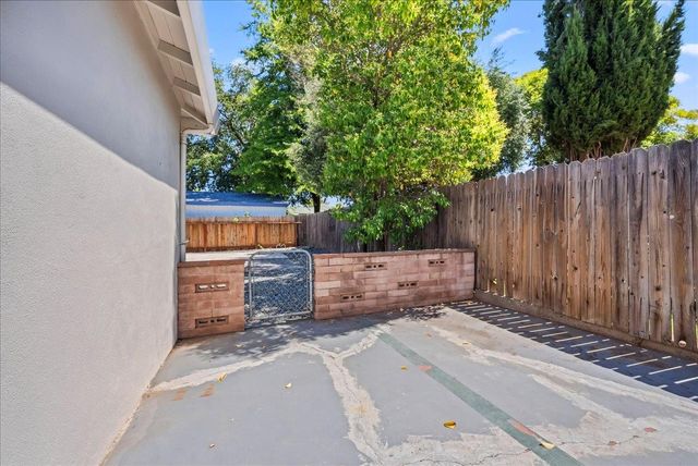 817 Oakland Ave, Roseville, CA 95678