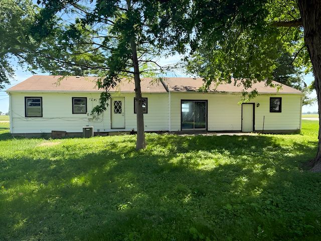 424 S 3000 W Road, Kankakee, IL 60901