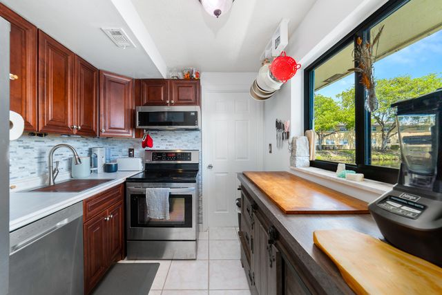 1351 NE 40th Place, Oakland Park, FL 33334