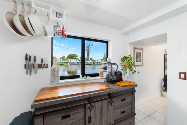 1351 NE 40th Place, Oakland Park, FL 33334