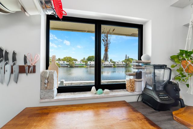 1351 NE 40th Place, Oakland Park, FL 33334