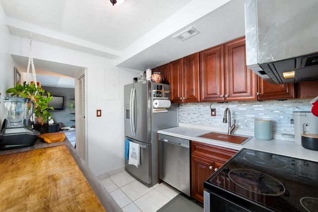 1351 NE 40th Place, Oakland Park, FL 33334