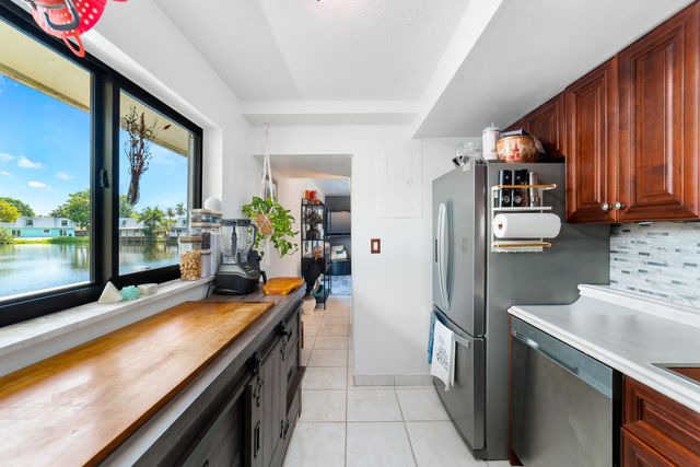 1351 NE 40th Place, Oakland Park, FL 33334