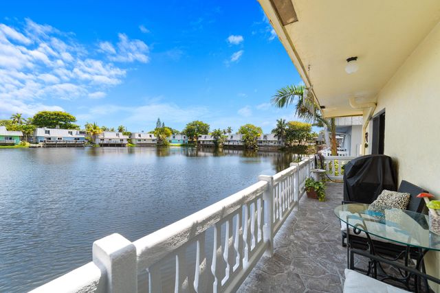 1351 NE 40th Place, Oakland Park, FL 33334