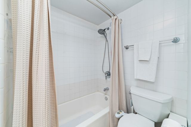 1351 NE 40th Place, Oakland Park, FL 33334