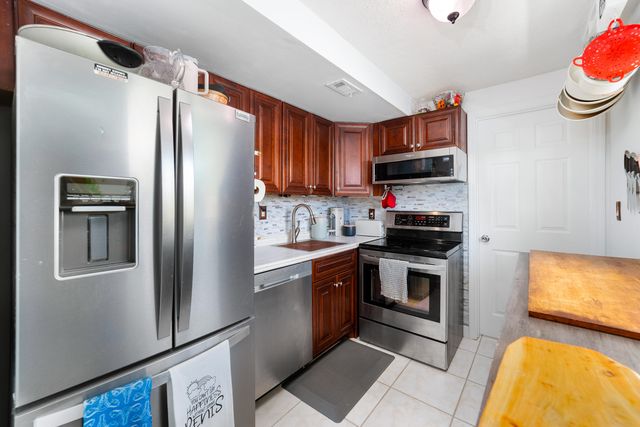 1351 NE 40th Place, Oakland Park, FL 33334