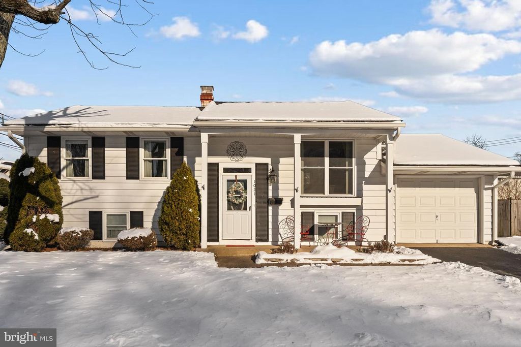 Image 1 of property listing at 1021 BROOKFIELD CIR, Quakertown, PA 18951