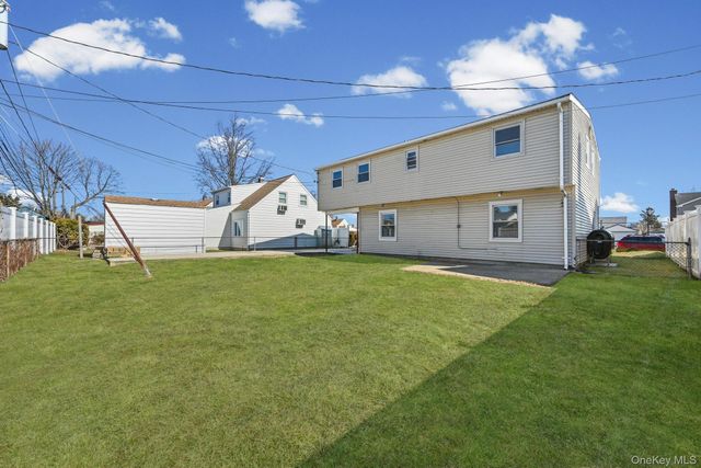 28 Candle Lane, Levittown, NY 11756