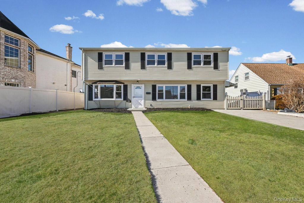 28 Candle Lane, Levittown, NY 11756