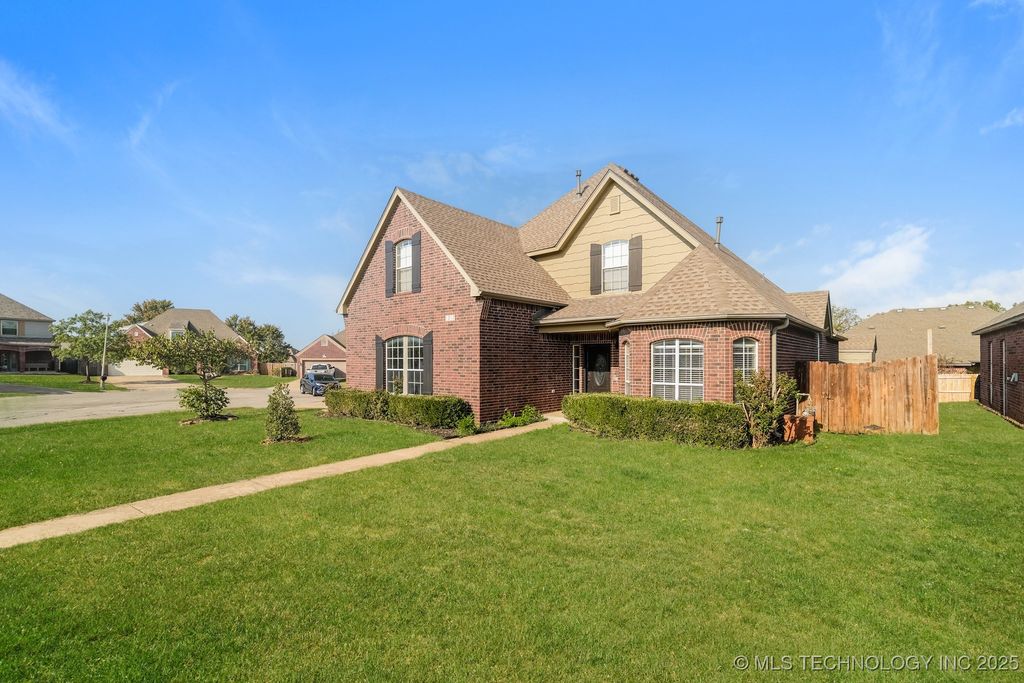 1212 E Canton Street S, Broken Arrow, OK 74012