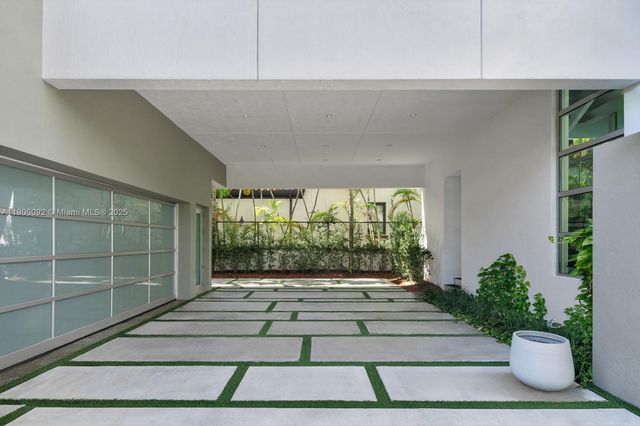 440 S Hibiscus Dr, Miami Beach, FL 33139