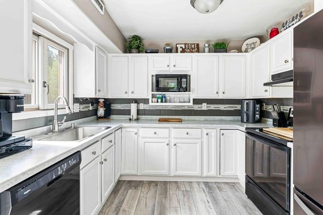 1921 N 10th Avenue N, Moorhead, MN 56560