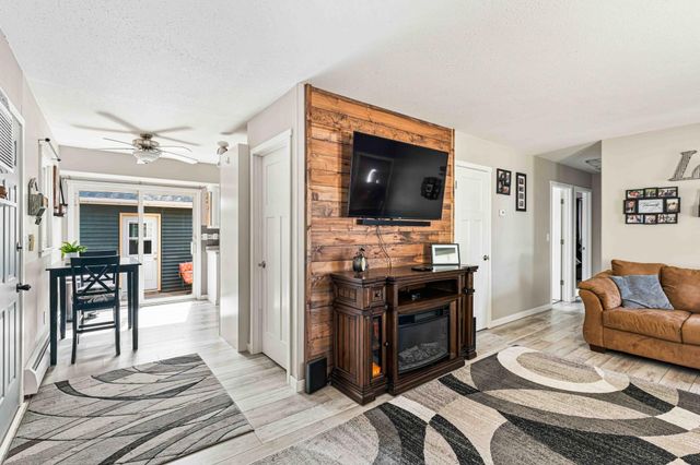 1921 N 10th Avenue N, Moorhead, MN 56560