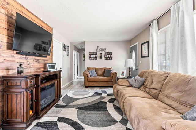 1921 N 10th Avenue N, Moorhead, MN 56560