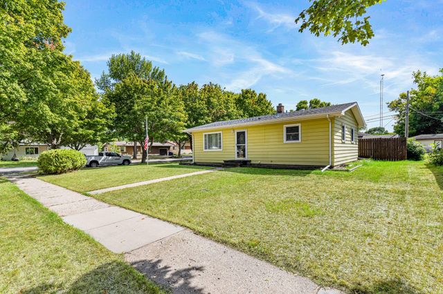 1921 N 10th Avenue N, Moorhead, MN 56560