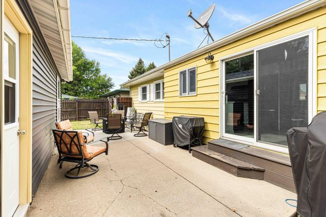 1921 N 10th Avenue N, Moorhead, MN 56560