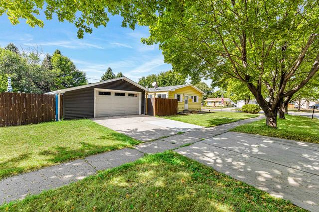1921 N 10th Avenue N, Moorhead, MN 56560