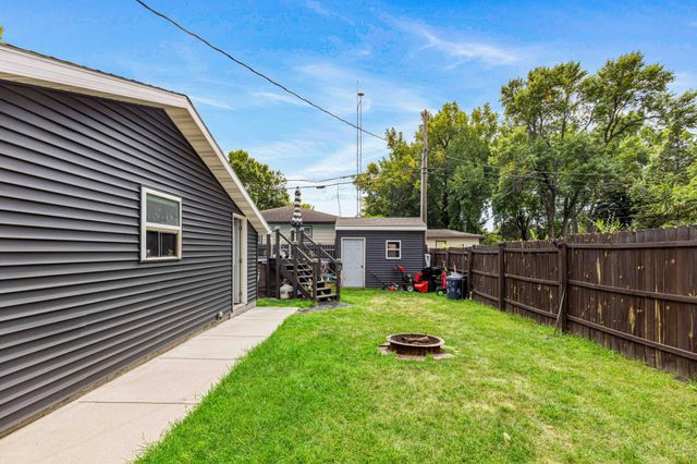 1921 N 10th Avenue N, Moorhead, MN 56560