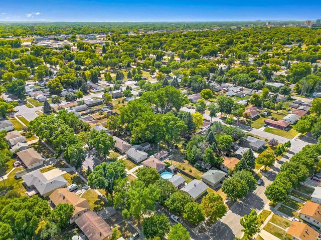 1921 N 10th Avenue N, Moorhead, MN 56560