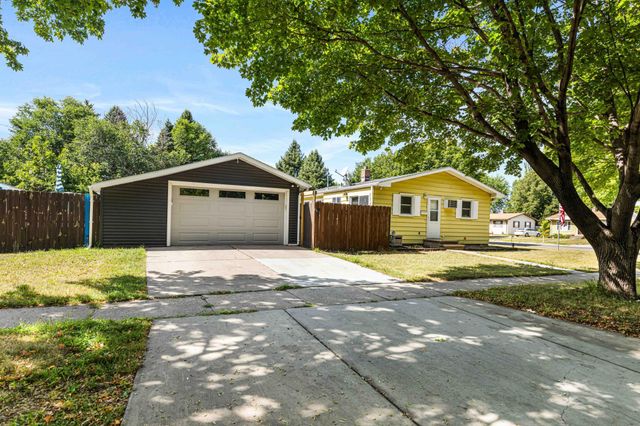 1921 N 10th Avenue N, Moorhead, MN 56560