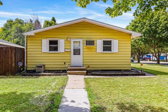 1921 N 10th Avenue N, Moorhead, MN 56560