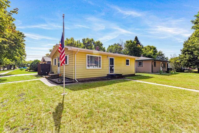 1921 N 10th Avenue N, Moorhead, MN 56560