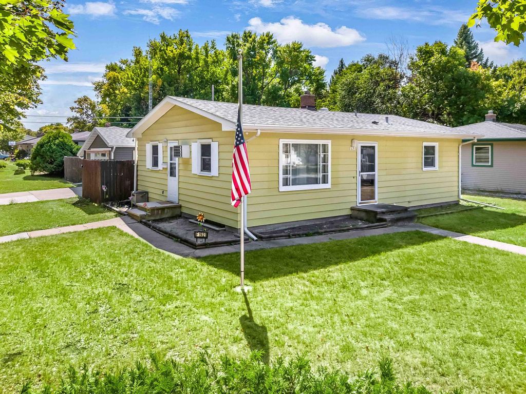 1921 N 10th Avenue N, Moorhead, MN 56560