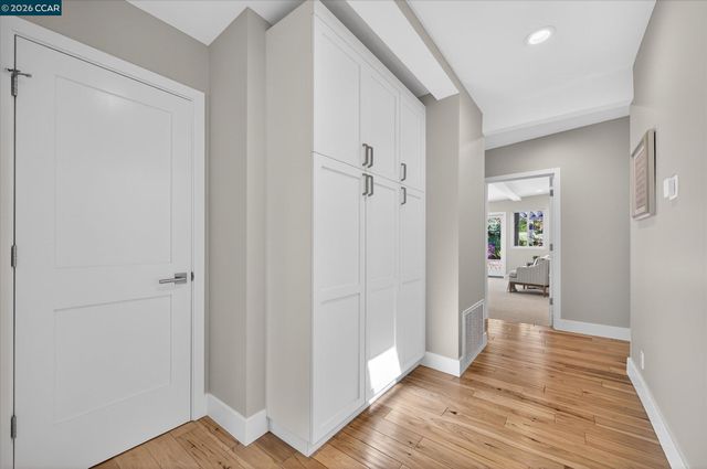 31 Ivy Dr, Orinda, CA 94563