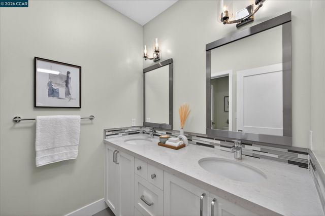 31 Ivy Dr, Orinda, CA 94563