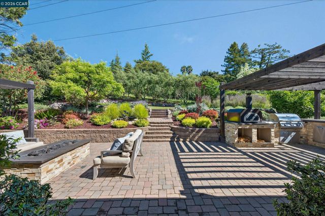 31 Ivy Dr, Orinda, CA 94563