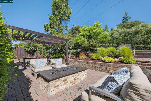 31 Ivy Dr, Orinda, CA 94563