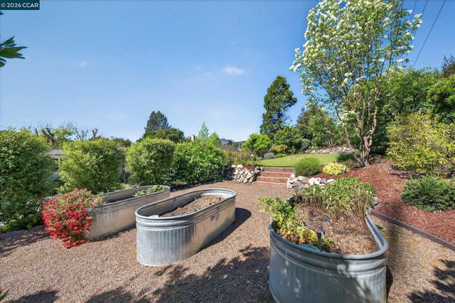 31 Ivy Dr, Orinda, CA 94563