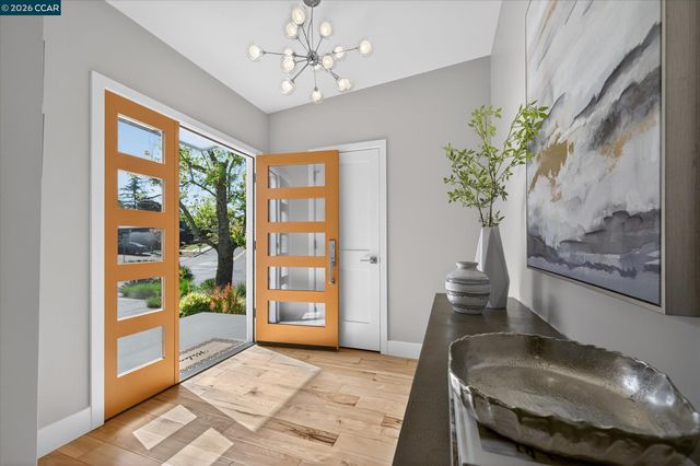 31 Ivy Dr, Orinda, CA 94563