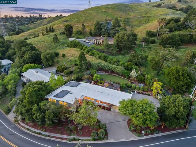 31 Ivy Dr, Orinda, CA 94563