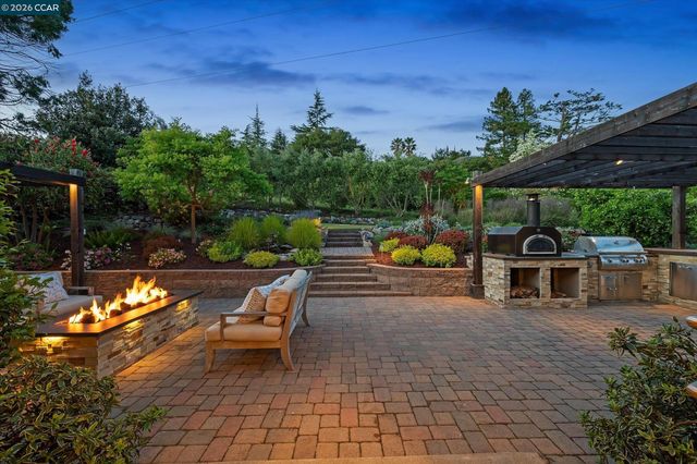 31 Ivy Dr, Orinda, CA 94563