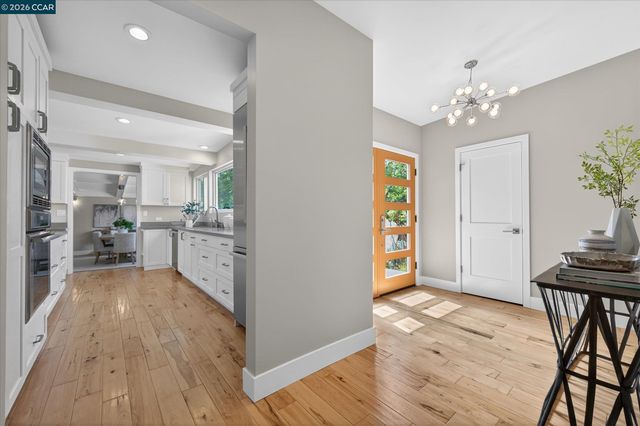 31 Ivy Dr, Orinda, CA 94563