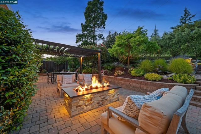 31 Ivy Dr, Orinda, CA 94563