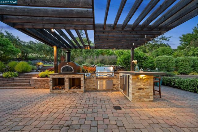 31 Ivy Dr, Orinda, CA 94563