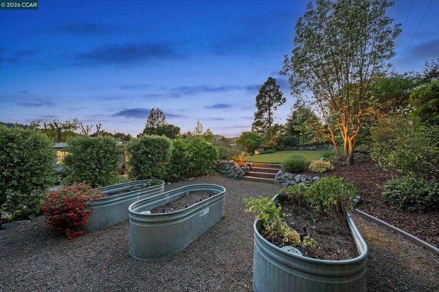 31 Ivy Dr, Orinda, CA 94563