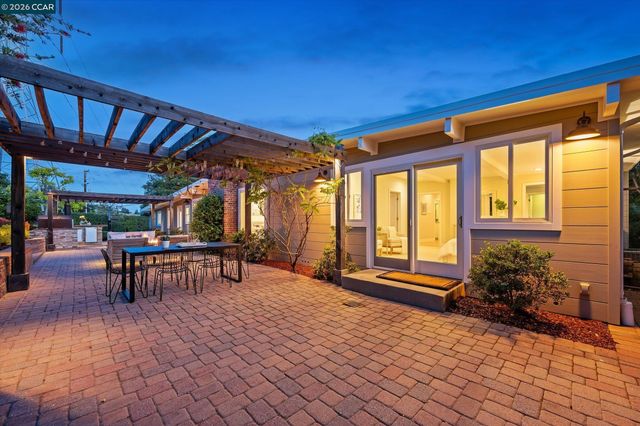 31 Ivy Dr, Orinda, CA 94563