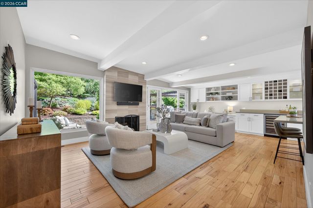 31 Ivy Dr, Orinda, CA 94563