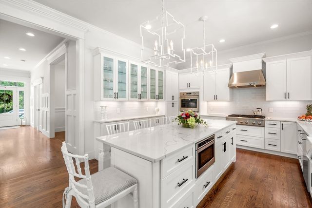 33 Hickory Rd, Wellesley, MA 02482