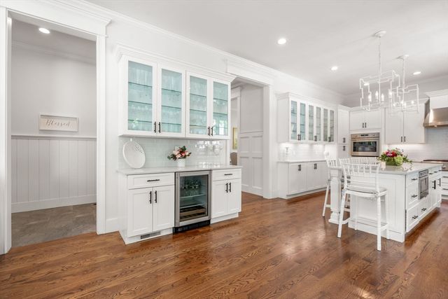33 Hickory Rd, Wellesley, MA 02482