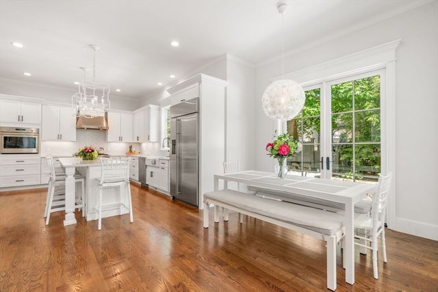 33 Hickory Rd, Wellesley, MA 02482