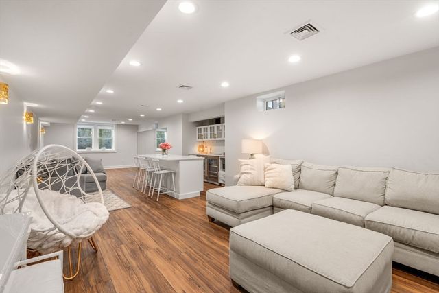 33 Hickory Rd, Wellesley, MA 02482