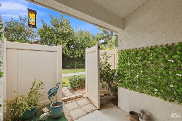 6901 Courtside Circle 19, Bakersfield, CA 93309
