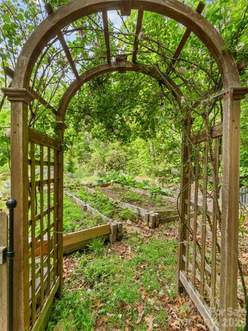 103 Old Southside Road, Saluda, NC 28773